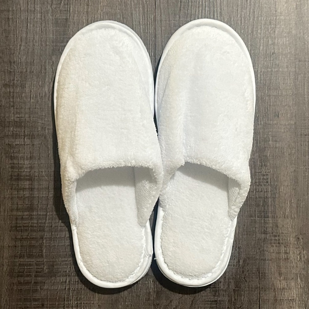 💞 New Men’s One Size up to Size 11 Cozy White Slippers